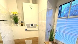 Un baño pequeño con inodoro, lavabo y radiador.
