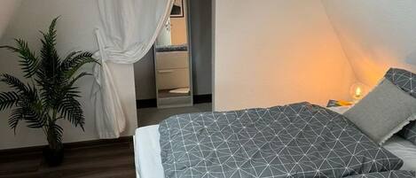 2 bedrooms, iron/ironing board, WiFi