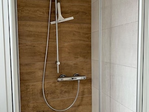 Douche, sèche-cheveux, serviettes fournies