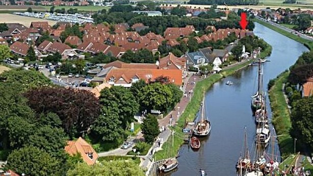 Een stad aan de rivier, met huizen, een kanaal en boten.