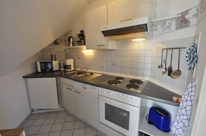 Jääkaappi, mikroaaltouuni, uuni, astianpesukone