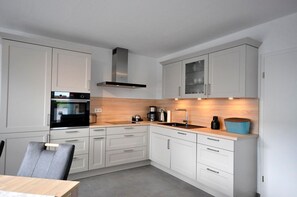 Micro-ondes, four, plaque de cuisson, lave-vaisselle
