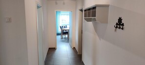 A narrow hallway with a dining area at the end. - Vacation w. Int Seeburger Winkel 5 OG - Holiday apartment Int Seeburger Winkel 5 OG (Wittmund)