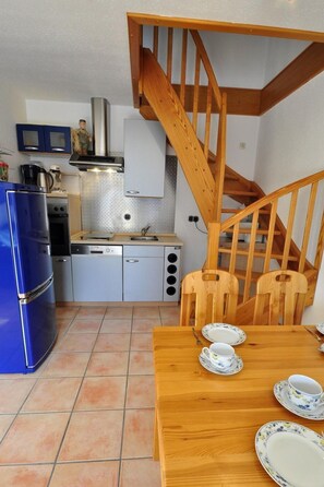 Mikrowelle, Ofen, Geschirrspüler, Wasserkocher mit Kaffee-/Teezubehör