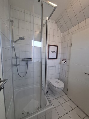 Shower, hair dryer - Tulpenweg 4 Apartment 3 - Holiday apartment Tulpenweg 4 Apartment 3 (Neuharlingersiel)