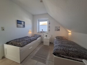 2 bedrooms, in-room safe, iron/ironing board, WiFi - Tulpenweg 4 Apartment 3 - Holiday apartment Tulpenweg 4 Apartment 3 (Neuharlingersiel)