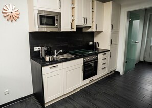 Refrigerador, microondas, horno, placa de cocina