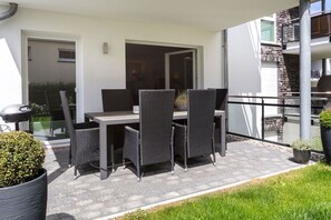 Outdoor dining - Domizil am Möwenberg 14 - Modern 3-room apartment with 2 bedrooms and 2 bathrooms (Scharbeutz)