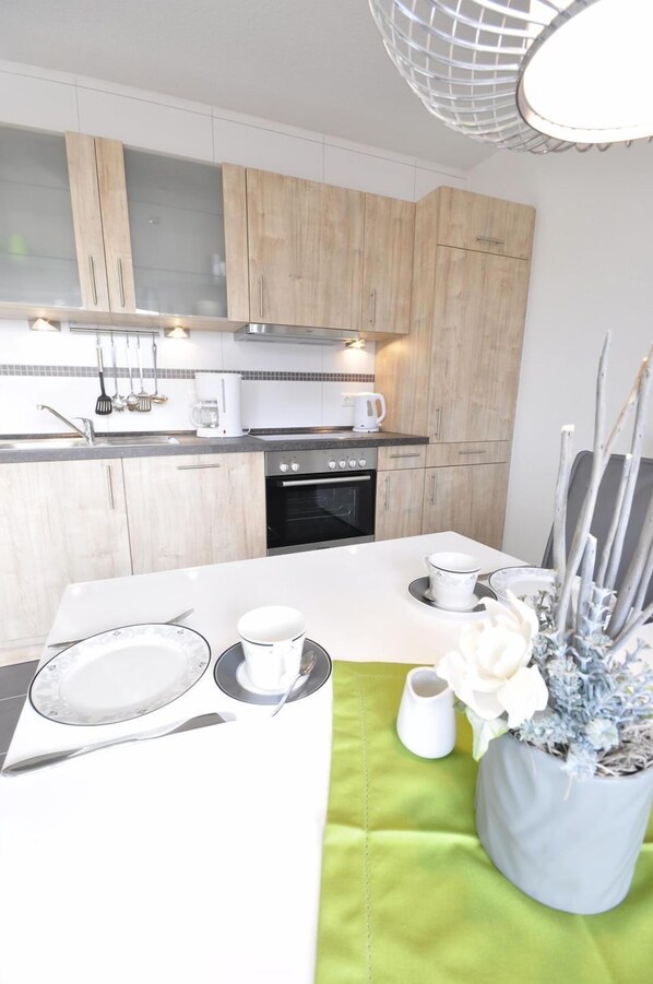 Mikrowelle, Ofen, Herdplatte, Geschirrspüler