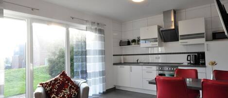 Microonde, forno, piano cottura, lavastoviglie