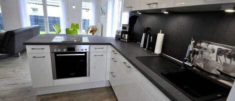 Een koelkast, een magnetron, een oven, een kookplaat
