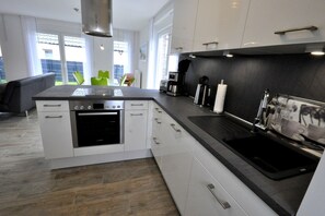 Geladeira, micro-ondas, fogão, cooktop