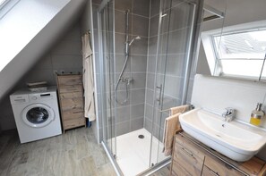Douche, sĂšche-cheveux