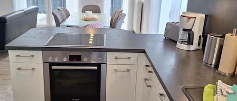 Kylskåp, mikrovågsugn, ugn och spishäll