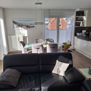 Fernseher, DVD-Player, Stereoanlage