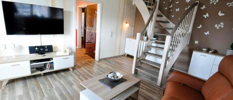 Fernseher, Kamin, DVD-Player
