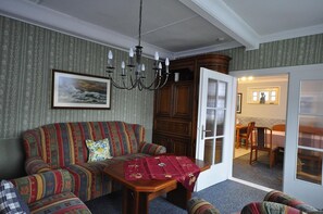 Een televisie en een stereo