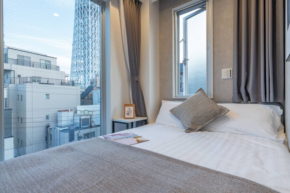 Laptop workspace, blackout drapes, WiFi (free)