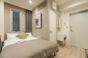 Laptop workspace, blackout curtains, free WiFi - ZAITO Tokyo Mukojima Economy Inn (Tokyo)