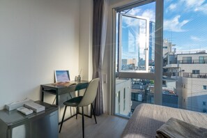 Laptop workspace, blackout curtains, free WiFi - ZAITO Tokyo Mukojima Economy Inn (Tokyo)