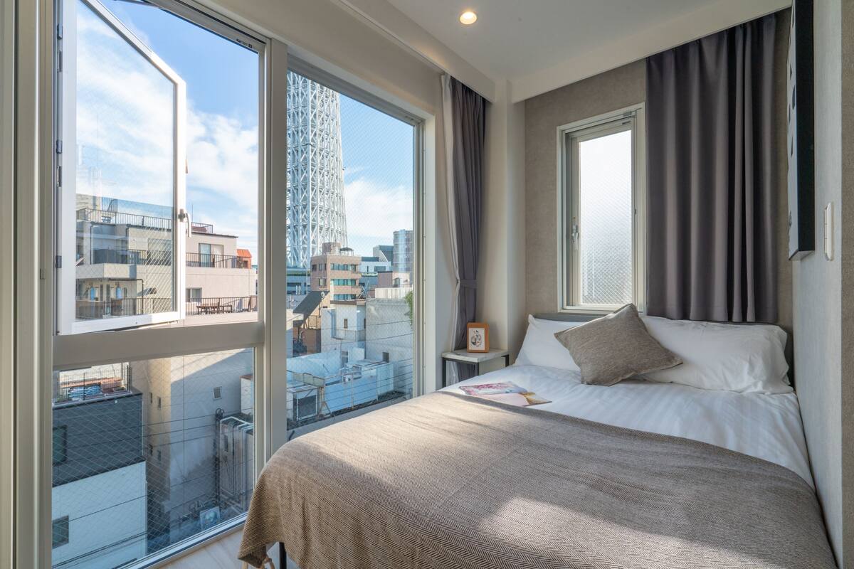 Laptop workspace, blackout drapes, WiFi (free)