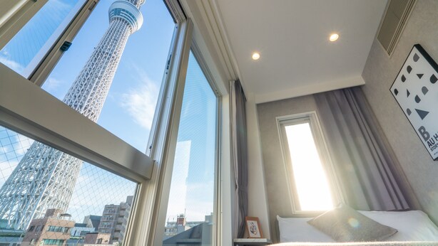 Laptop workspace, blackout curtains, free WiFi - ZAITO Tokyo Mukojima Economy Inn (Tokyo)