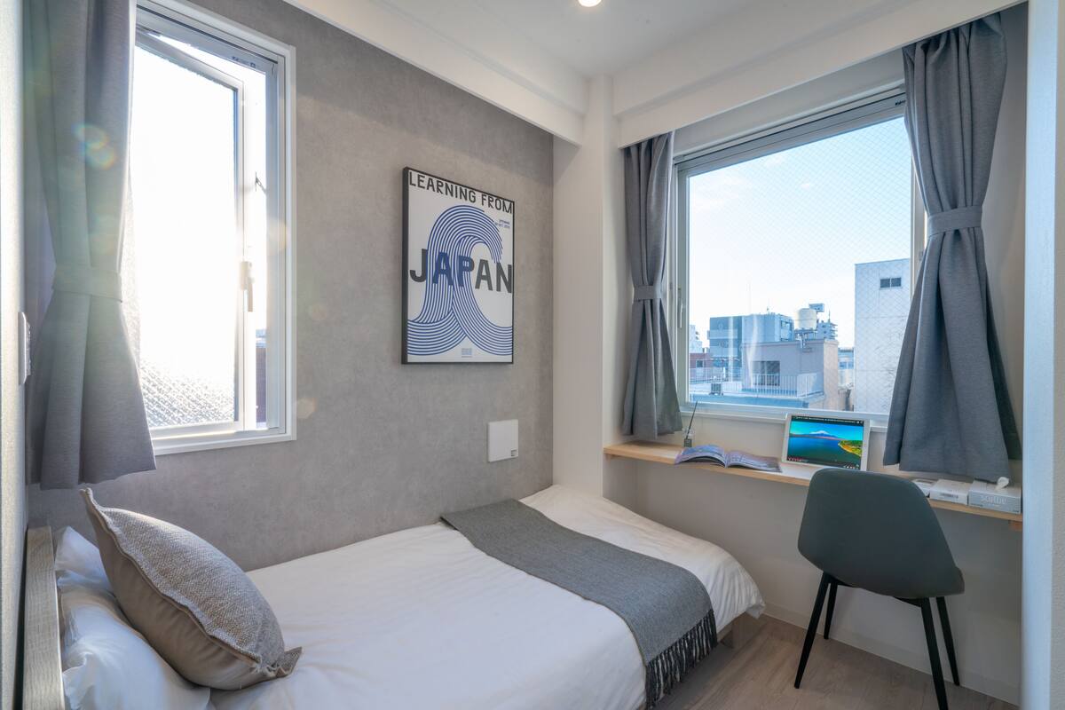 Laptop workspace, blackout drapes, WiFi (free)