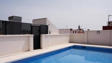 Een zwembad op het dak