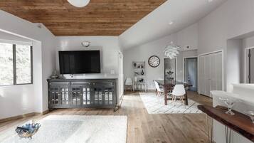 TV, fireplace