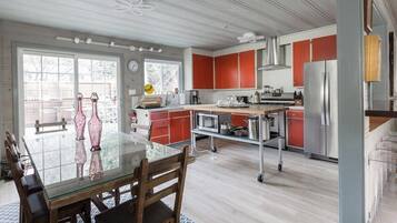 Kylskåp, mikrovågsugn, ugn och spishäll