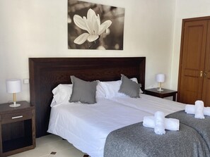 2 bedrooms, iron/ironing board, Internet, bed sheets - Bright apartment on the second line of the beach, with a large terrace (Marbella)