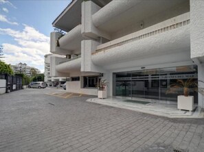 Ein modernes Gebäude mit einer Glasfassade, auf der 