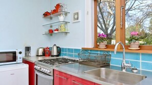 Frigorifero, microonde, forno, piano cottura