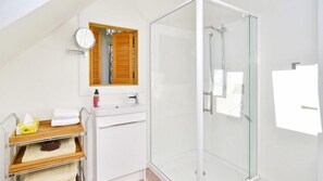 Kostenlose Toilettenartikel, Haartrockner, Handtücher