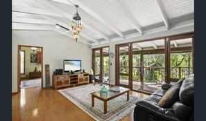 Living area - Coastal house 5min from the beach and natural park at your doorstep (Marcus Beach)