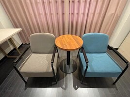 케이블 채널 시청이 가능한 65인치 TV, 넷플릭스, 유료 영화