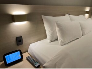 Kamar Double Deluks | Seprai premium, selimut bulu angsa, dan meja kerja