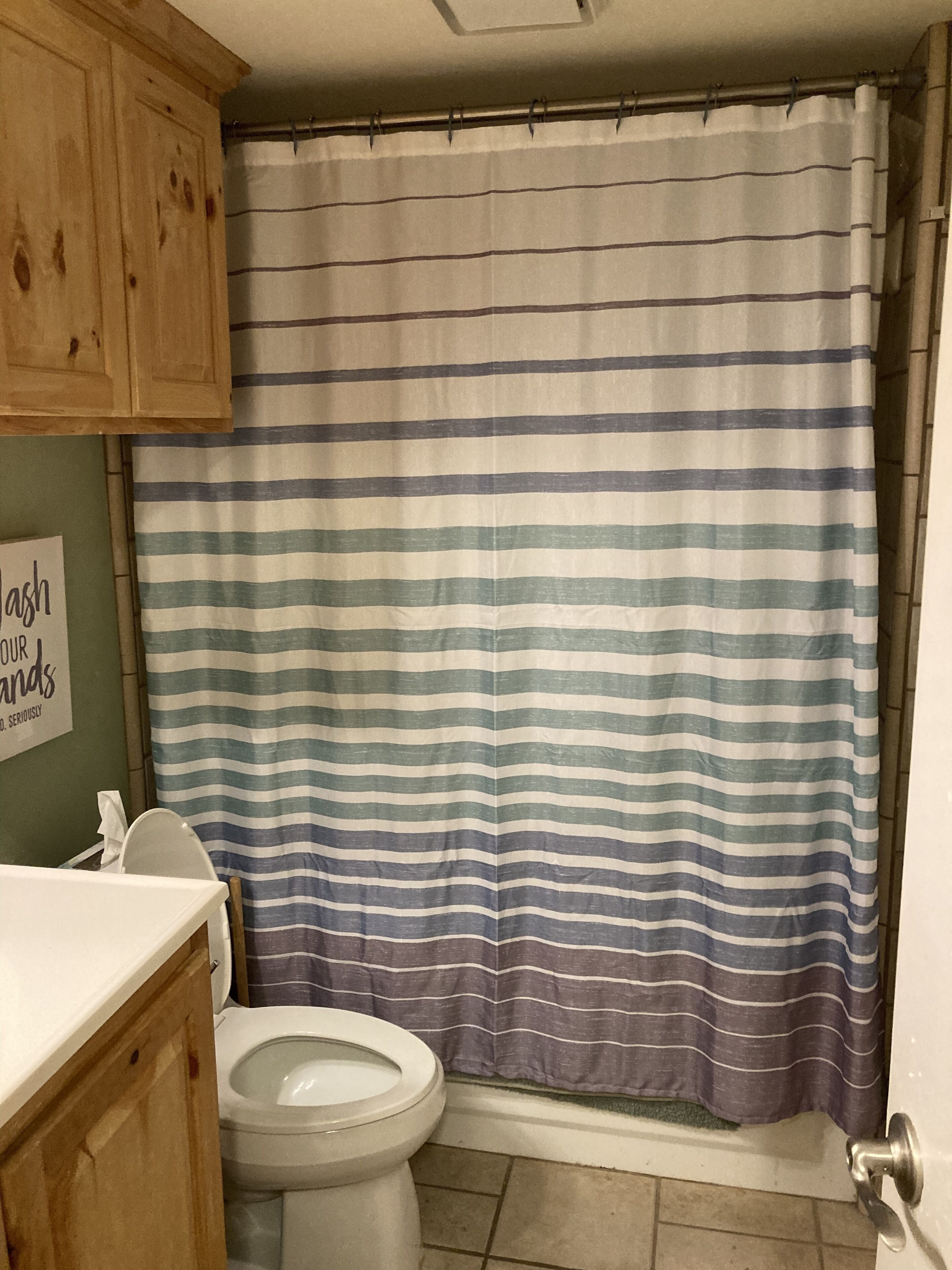 Ensemble douche/baignoire, serviettes fournies, savon, papier toilette