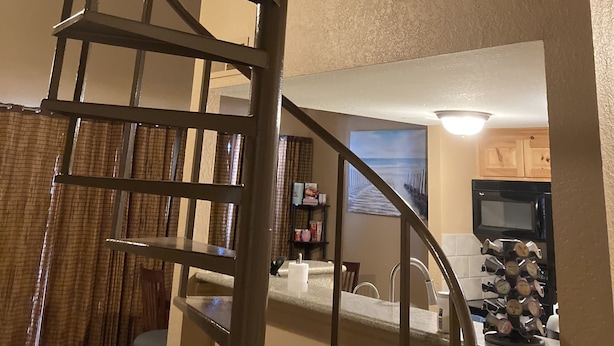 Un escalier en colimaçon dans l’intérieur d’une maison.