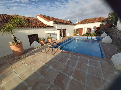 Villa-Sleeps4-Parking-Garden-Pool-NearAirport