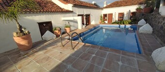 Villa-Sleeps4-Parking-Garden-Pool-NearAirport