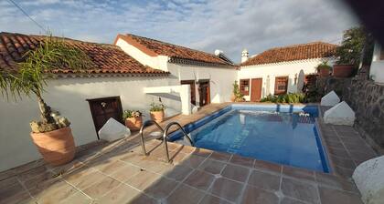Villa-Sleeps4-Parking-Garden-Pool-NearAirport