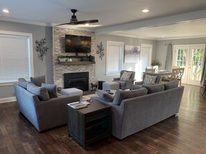 Téléviseur connecté, foyer, livres