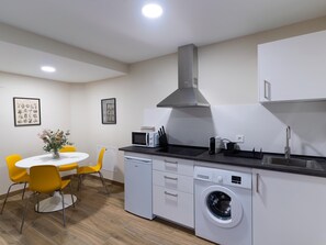 Een koelkast, een microgolfoven, een koffiezetapparaat/waterkoker