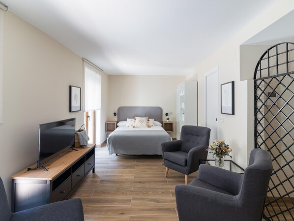 Een strijkplank/strijkijzer, wifi, beddengoed