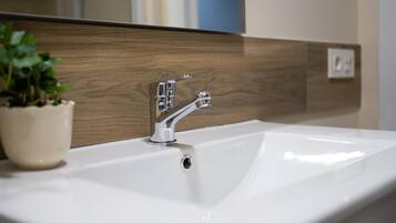 Douche, sèche-cheveux, serviettes fournies