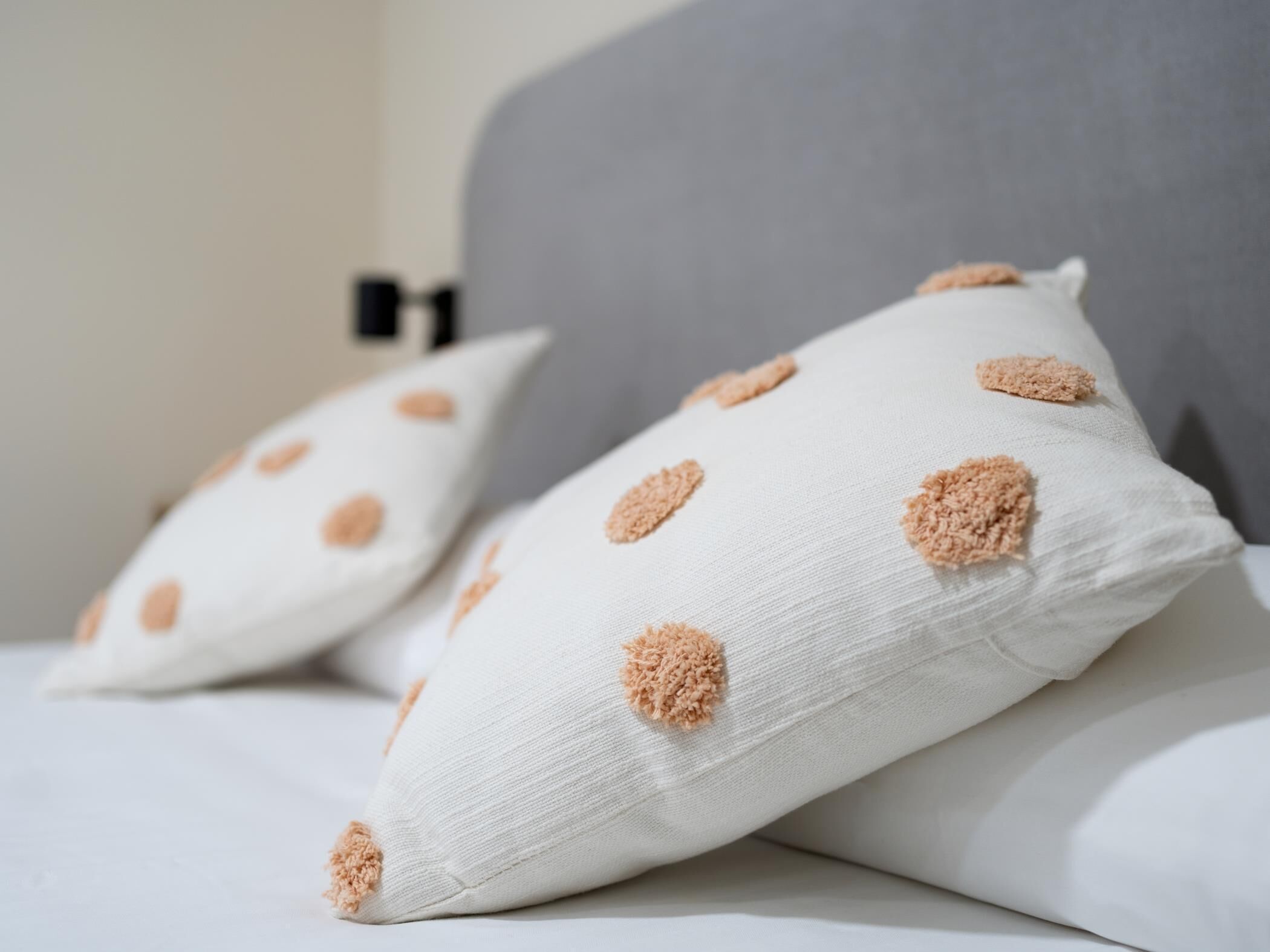 Een strijkplank/strijkijzer, wifi, beddengoed