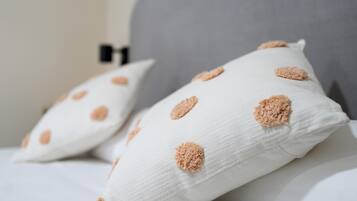 Een strijkplank/strijkijzer, wifi, beddengoed