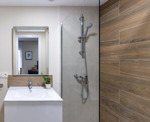 Een douche, een haardroger, handdoeken