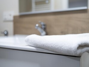 Shower, hair dryer, towels - Housing León Azabachería 2A (León)